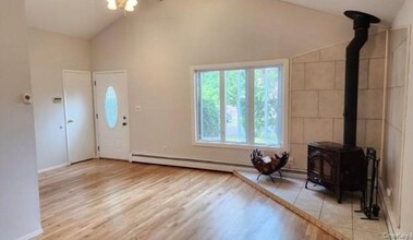 72 Propose Rd in Shirley, NY - Foto de edificio - Building Photo