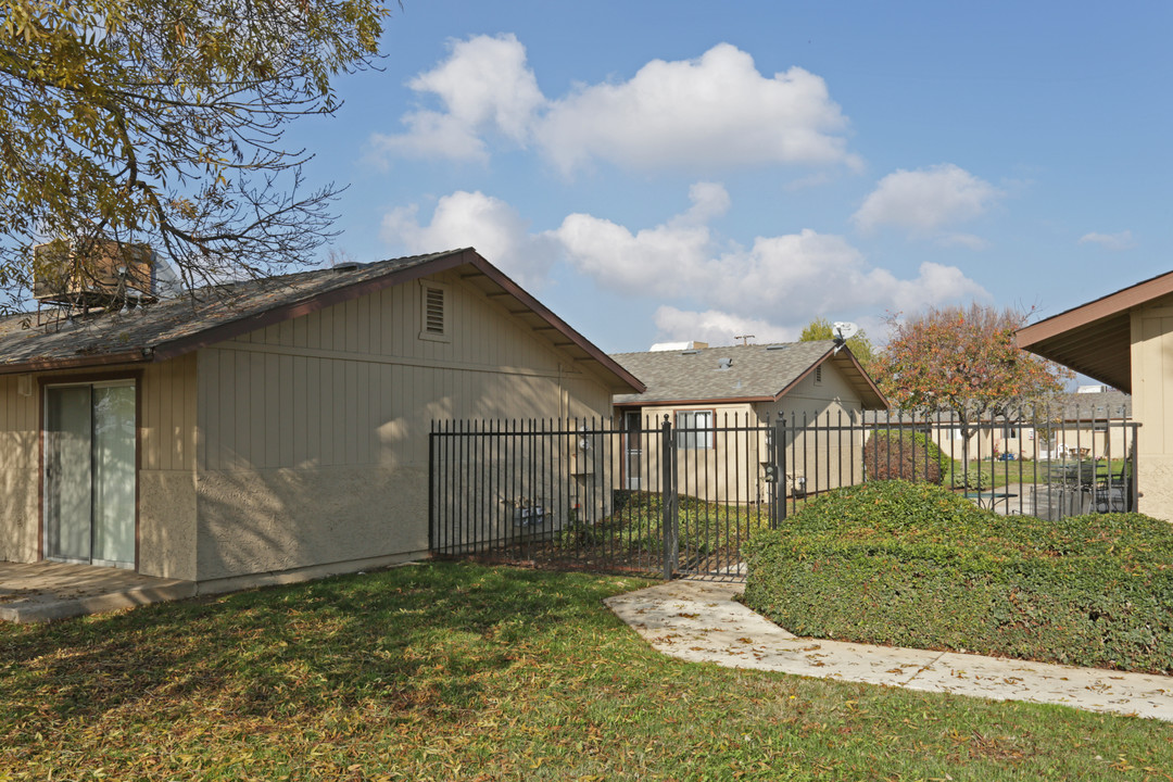 Lindsay Senior Villa in Lindsay, CA - Building Photo