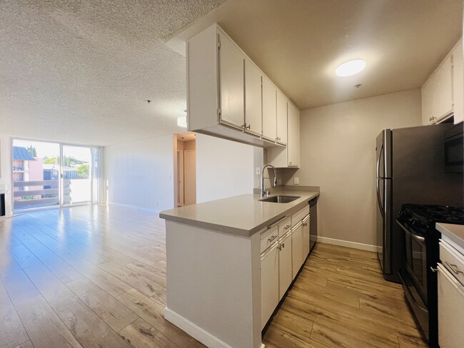 350 S Reno St, Unit 201 in Los Angeles, CA - Building Photo - Building Photo