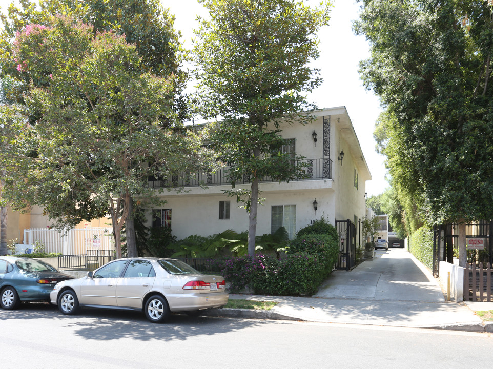 18606 Collins St in Tarzana, CA - Building Photo