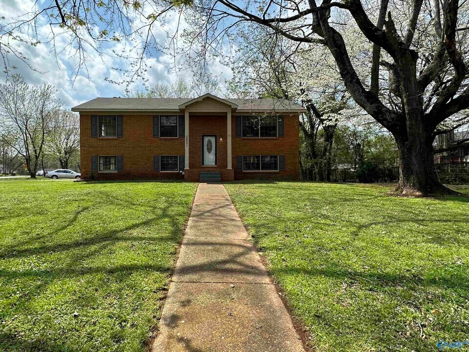 2601 Rita Ln NW in Huntsville, AL - Foto de edificio
