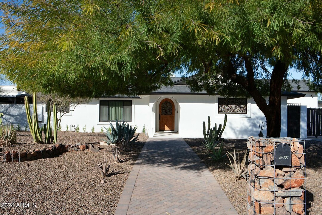 6302 E Cochise Rd in Paradise Valley, AZ - Building Photo