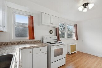 316 New Hyde Park Rd in Franklin Square, NY - Foto de edificio - Building Photo