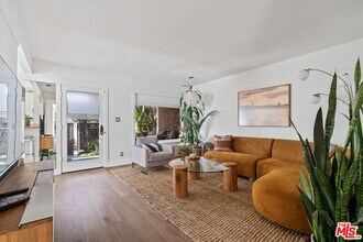 1613 Cabrillo Ave in Los Angeles, CA - Building Photo - Building Photo