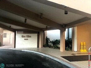 1000 St Charles Pl in Pembroke Pines, FL - Foto de edificio - Building Photo