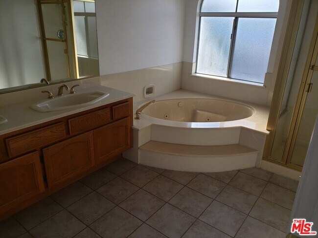 12023 Stone Gate Way in Los Angeles, CA - Building Photo - Building Photo