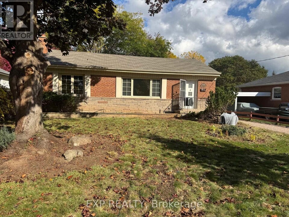 559 Drury Ln in Burlington, ON - Building Photo