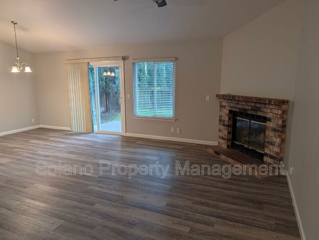 906 Javan Way in Suisun City, CA - Building Photo - Building Photo