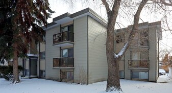 Jamen Manor in Edmonton, AB - Building Photo