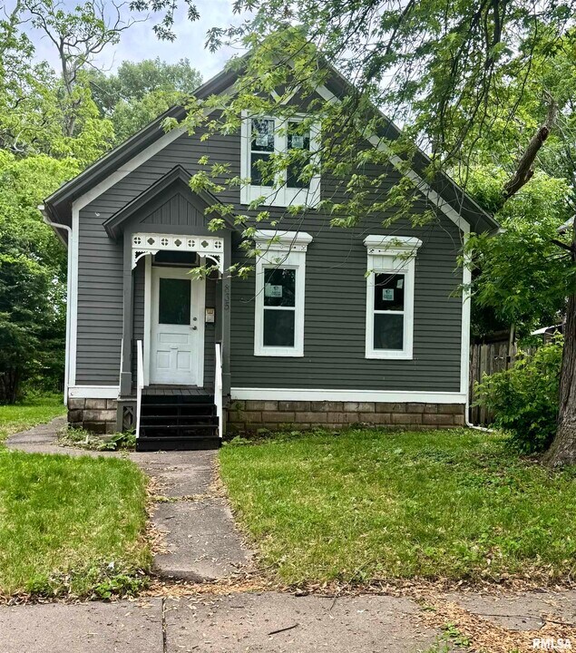 835 19th St in Rock Island, IL - Building Photo