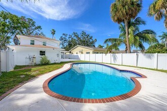 2000 Shore Acres Blvd NE in St. Petersburg, FL - Building Photo - Building Photo