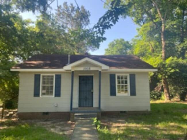 3908 N Linden Dr