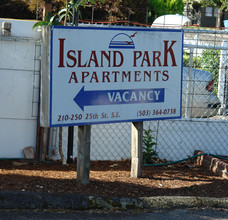 Island Park Apartments in Salem, OR - Building Photo - Building Photo