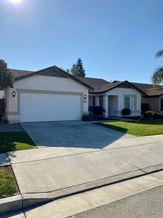 1755 Cabrillo Ave in Tulare, CA - Building Photo