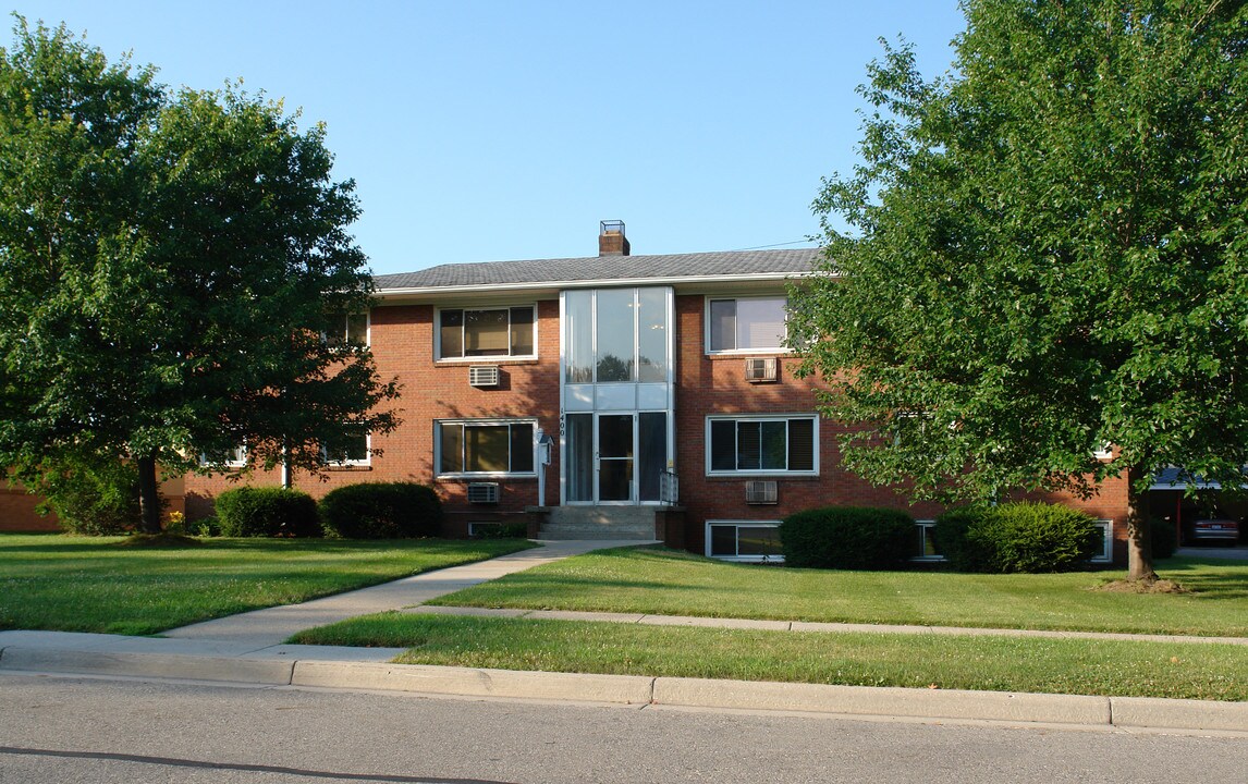 1400 Old Canton Ln in East Lansing, MI - Building Photo