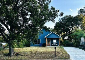 114 W Walker St in Denison, TX - Building Photo