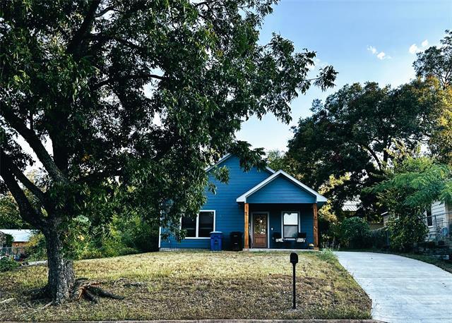 114 W Walker St in Denison, TX - Building Photo