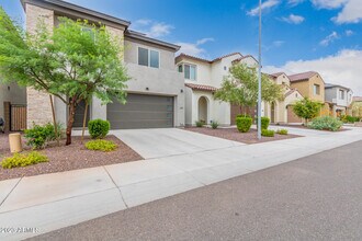 7322 W Phelps Rd in Peoria, AZ - Foto de edificio - Building Photo