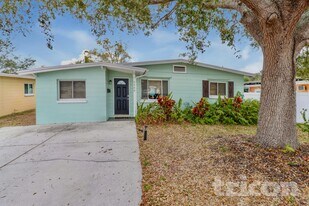 3300 Kingston St N in St. Petersburg, FL - Building Photo