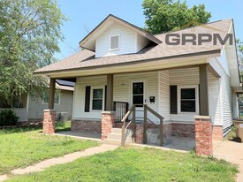 404 E 12th Ave in Hutchinson, KS - Building Photo