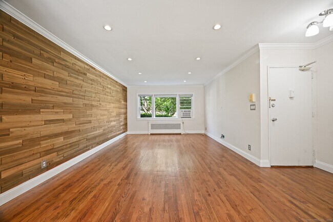 246 Glenbrook Rd in Stamford, CT - Foto de edificio - Building Photo