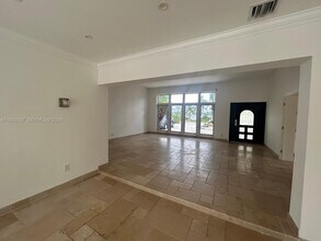 827 N Southlake Dr in Hollywood, FL - Building Photo - Building Photo