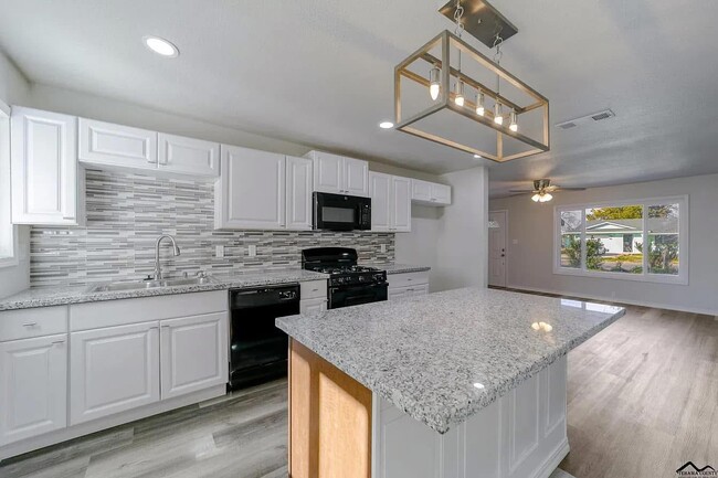 22007 Fern Ave in Red Bluff, CA - Building Photo - Building Photo