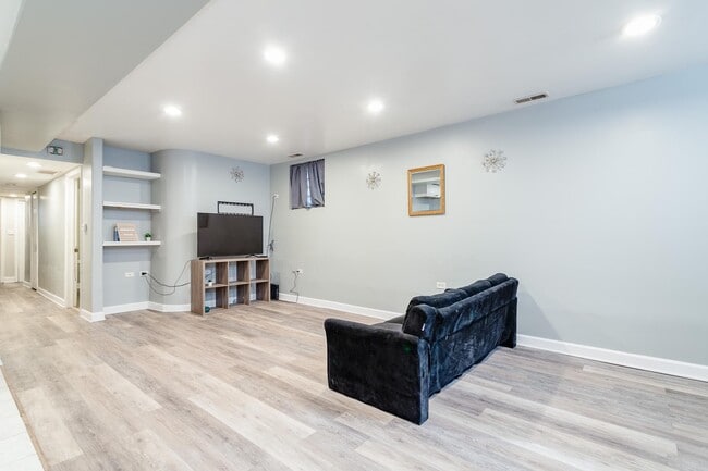 3047 N Clybourn Ave, Unit 1 in Chicago, IL - Foto de edificio - Building Photo