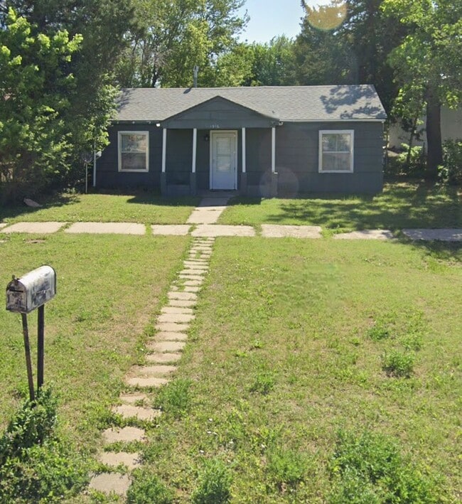 1916 Baker Ave in Great Bend, KS - Building Photo - Building Photo