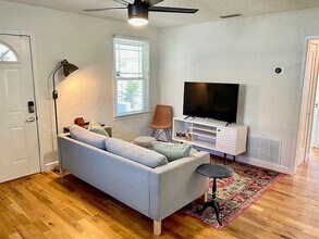 1810 Thacker Ave in Jacksonville, FL - Foto de edificio - Building Photo