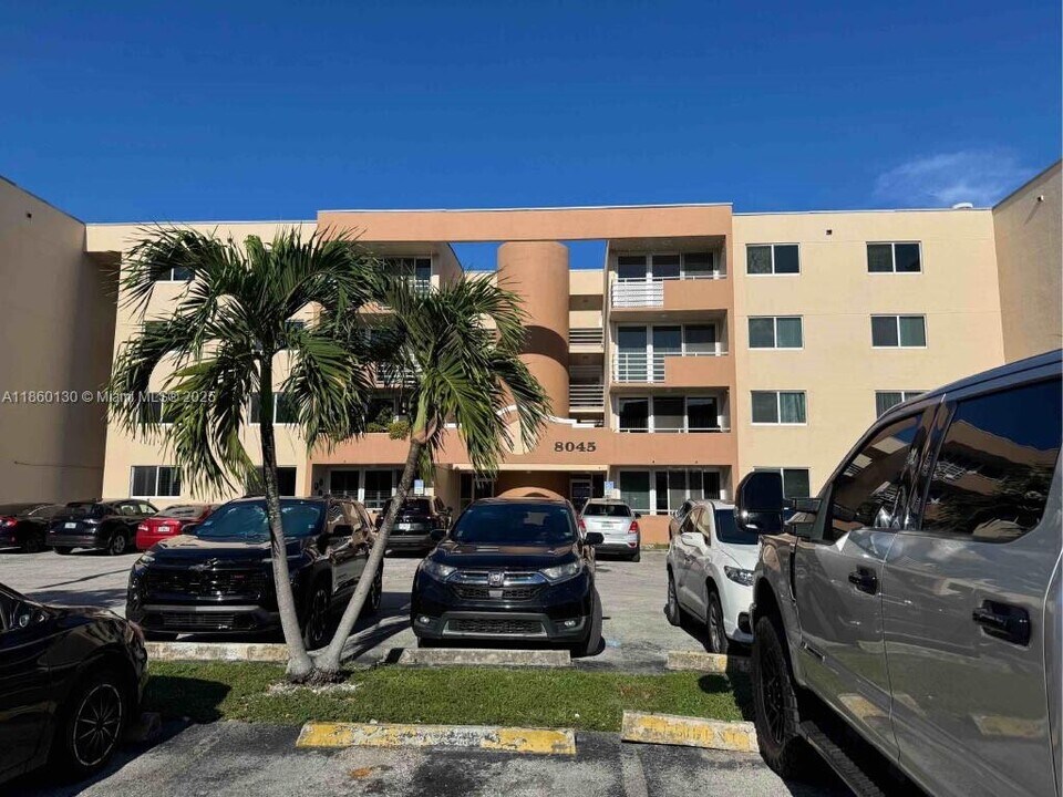 8045 NW 7th St in Miami, FL - Building Photo