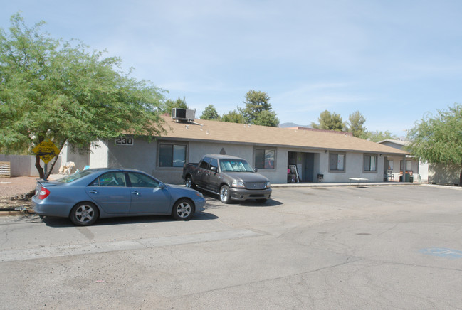 230 W Roger Rd in Tucson, AZ - Foto de edificio - Building Photo