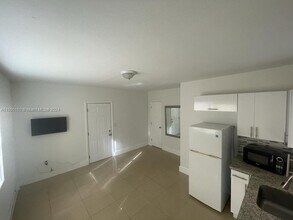 1542 NE 109th St, Unit 4 in Miami, FL - Building Photo - Building Photo