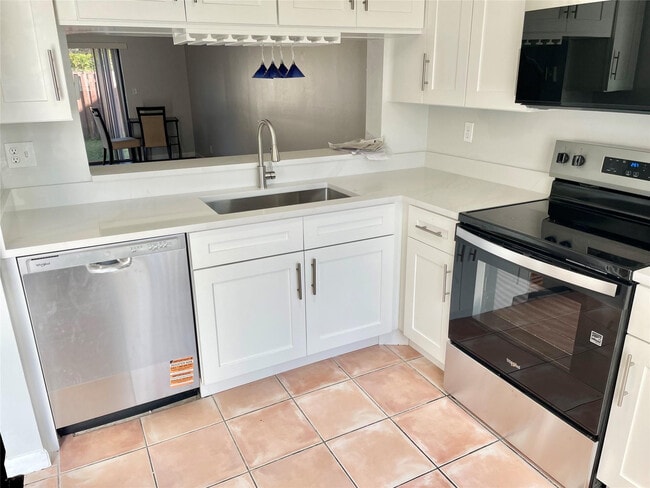 2700 S Oakland Forest Dr in Oakland Park, FL - Building Photo - Building Photo