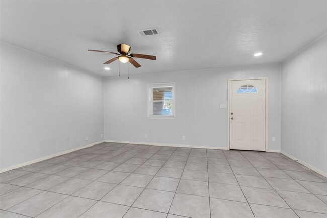 2213 N Thompson St in Conroe, TX - Building Photo - Building Photo