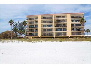 13650 Gulf Blvd in Madeira Beach, FL - Building Photo - Building Photo