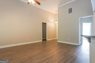 215 Village Park Dr in Newnan, GA - Foto de edificio - Building Photo