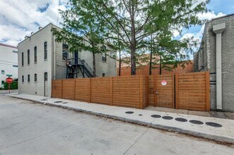 2007 S Ervay St in Dallas, TX - Foto de edificio - Building Photo