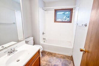 809 Washington St in Cedar Falls, IA - Building Photo - Building Photo