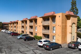 Cerro Vista in San Diego, CA - Building Photo