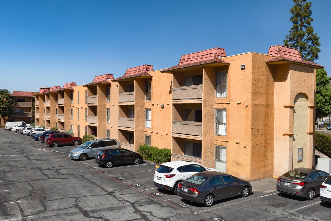 Cerro Vista in San Diego, CA - Building Photo