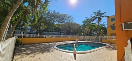 1851 NE 168th St, Unit C11 in North Miami Beach, FL - Building Photo - Building Photo