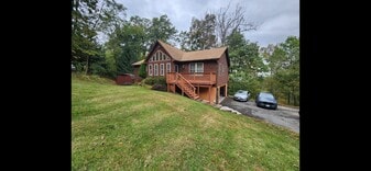 651 Tulip Poplar Dr in Linden, VA - Building Photo