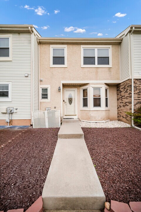 308 Wayne Ct in Southampton, PA - Building Photo