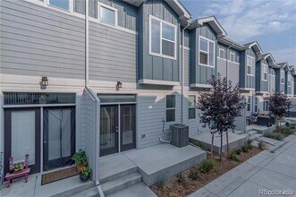 1049 Oak Cir in Lakewood, CO - Building Photo - Building Photo