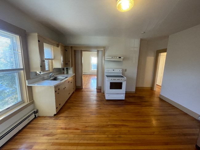 42 Charlton St in Oxford, MA - Building Photo - Building Photo