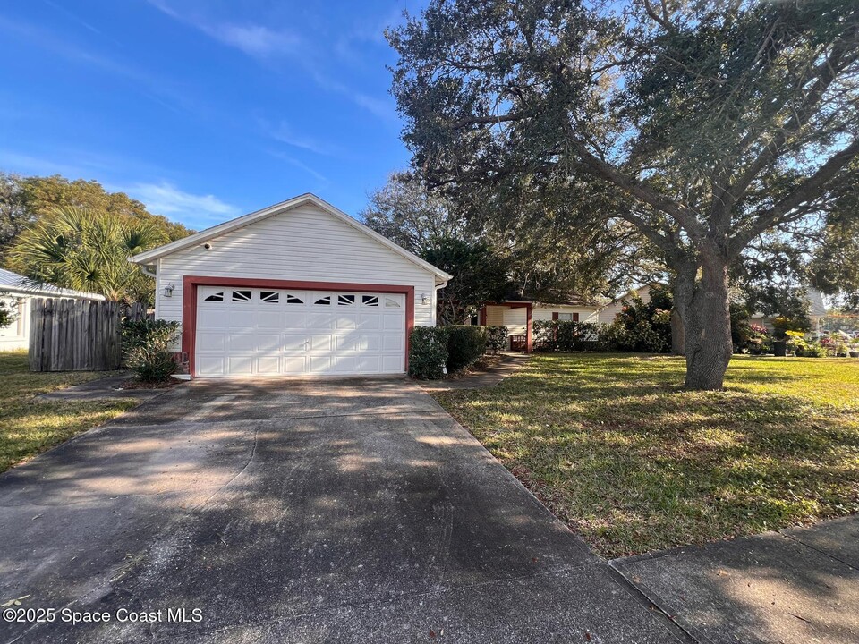 3317 Lakeview Cir in Melbourne, FL - Building Photo