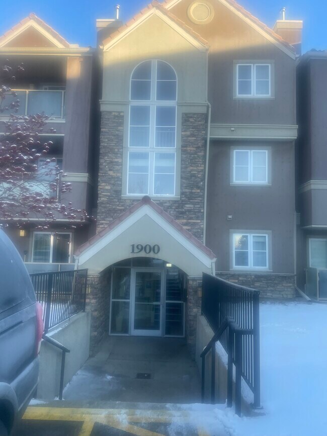 1933 Edenwold Hts NW in Calgary, AB - Building Photo - Building Photo
