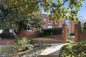 1744 N Rhodes St, Unit 310 in Arlington, VA - Foto de edificio - Building Photo