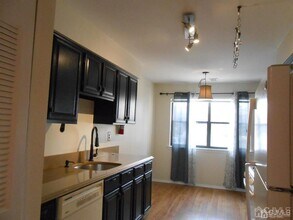 512 Sharon Garden Ct in Woodbridge Township, NJ - Building Photo - Building Photo